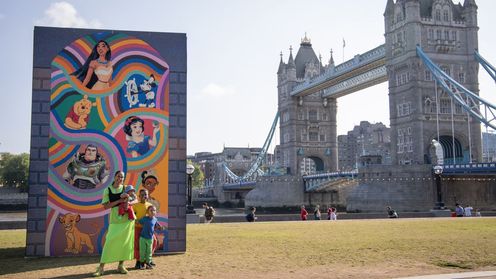 LEGO: Celebrando el centenario de Disney con murales gigantes y el Castillo de Disney